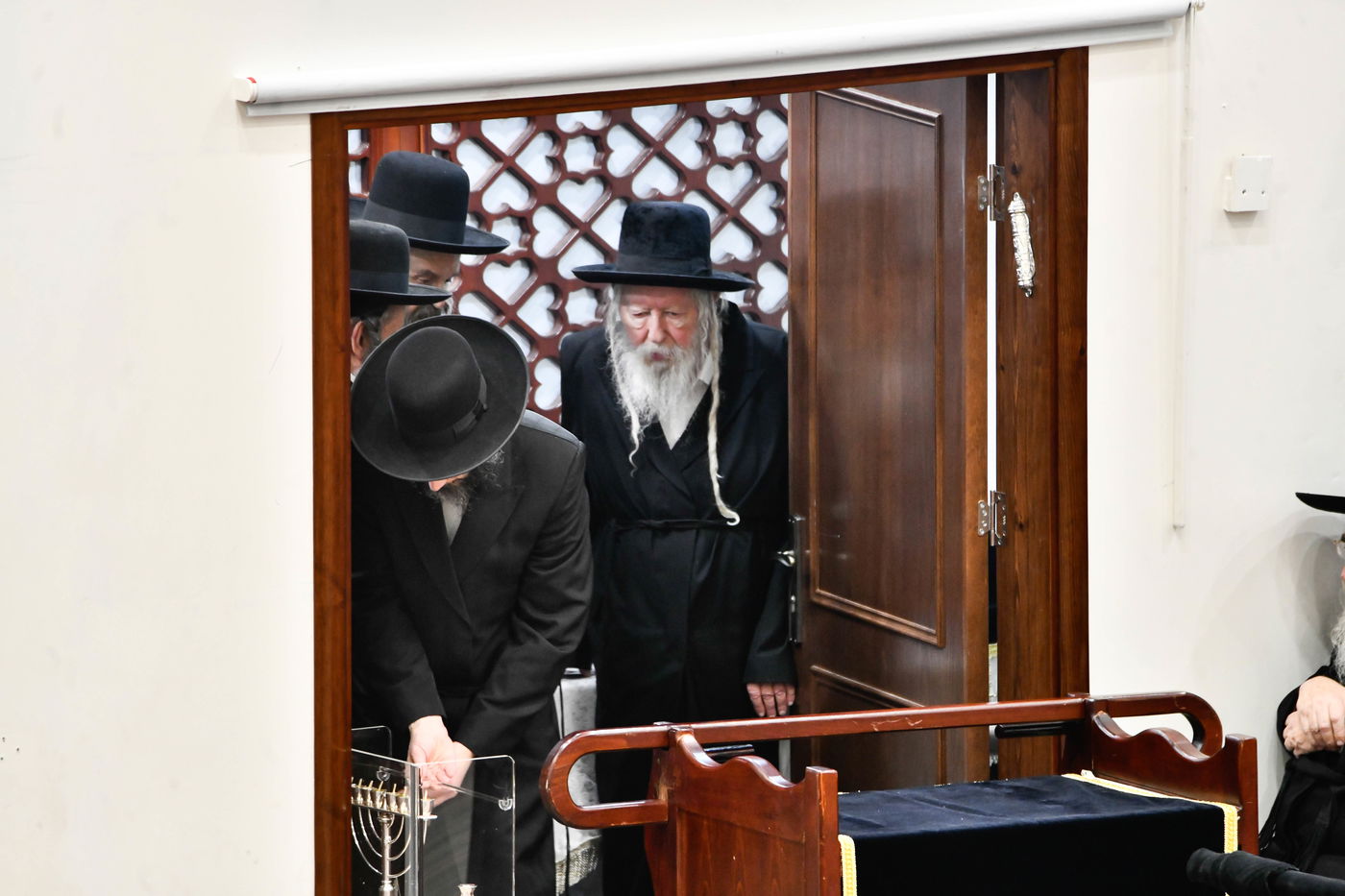 מוטי בבצ'יק מסדר את החנוכייה של האדמו"ר מגור