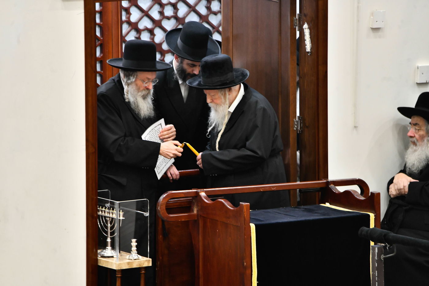 האדמו"ר מגור בהדלקת נרות חנוכה