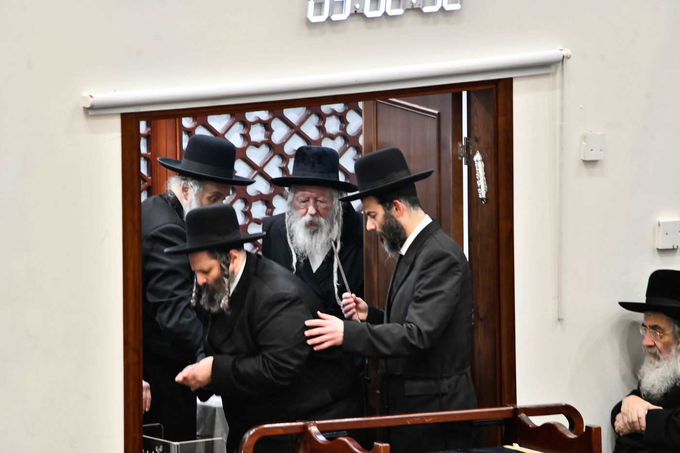 האדמו"ר מגור בהדלקת נרות חנוכה