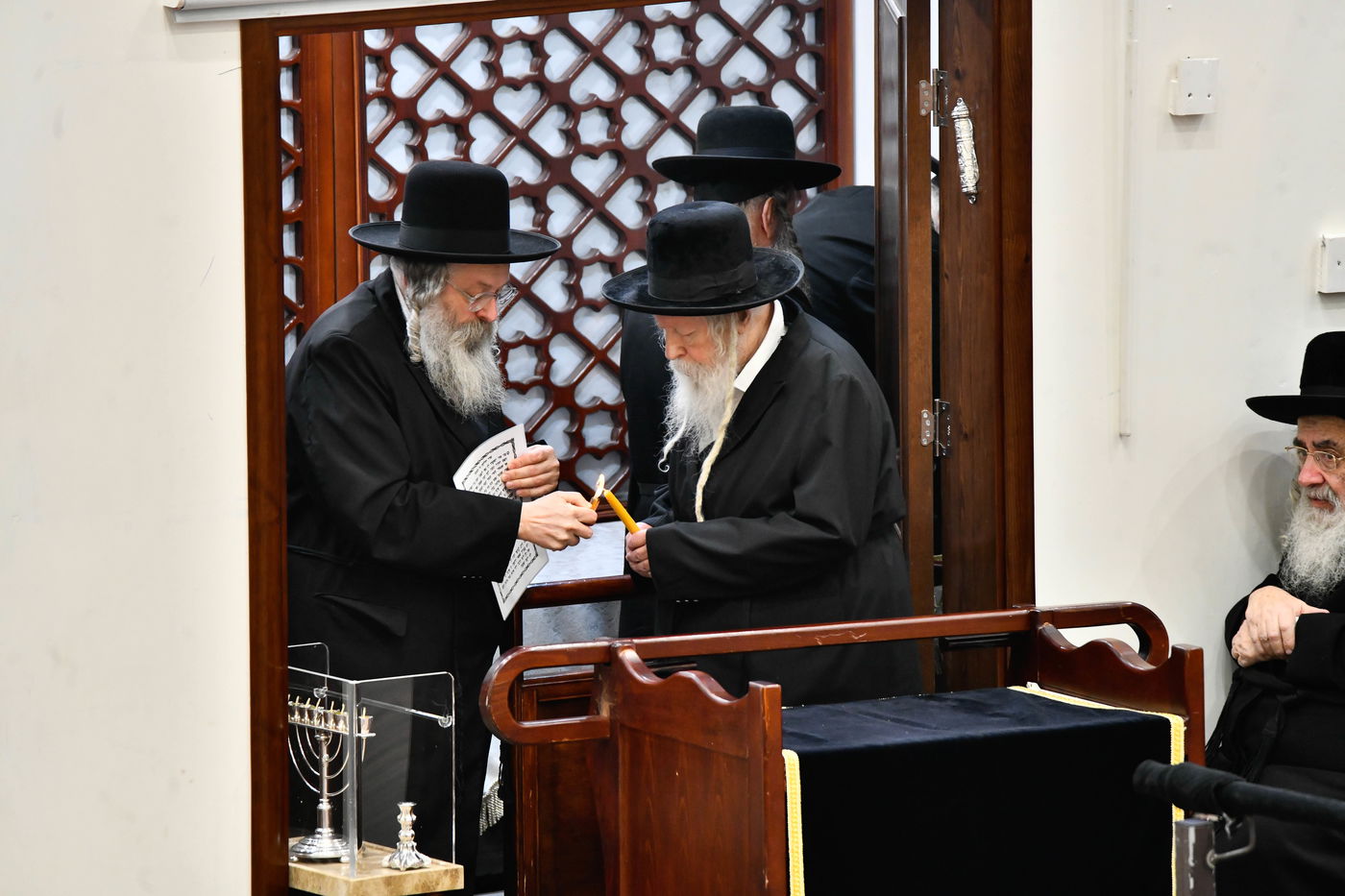 האדמו"ר מגור בהדלקת נרות חנוכה