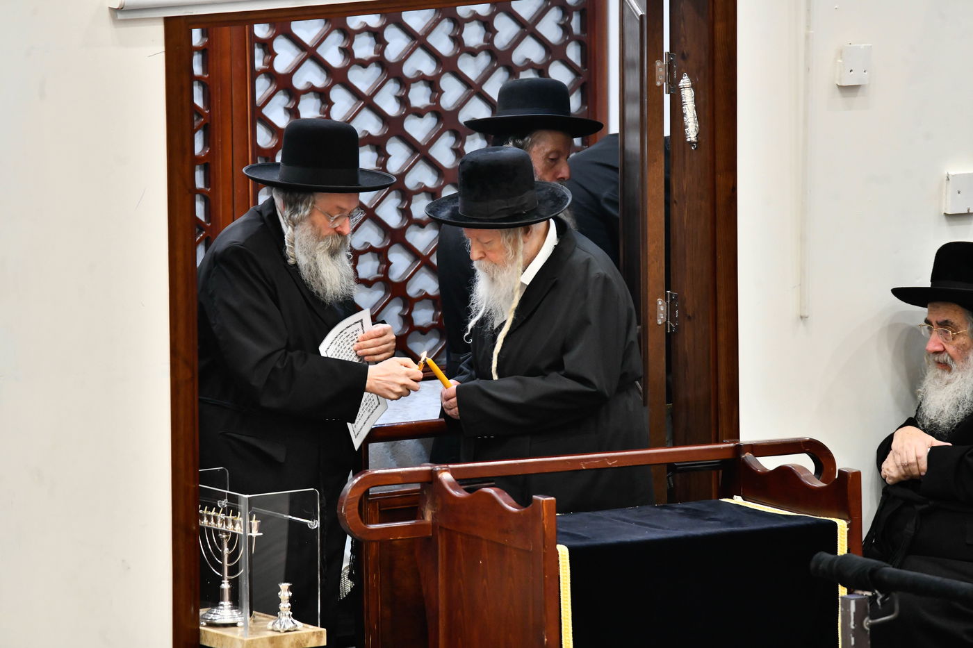 האדמו"ר מגור בהדלקת נרות חנוכה