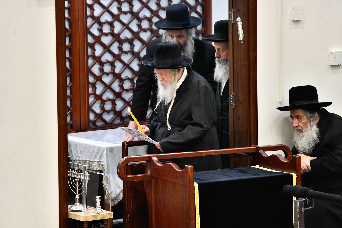 האדמו"ר מגור בהדלקת נרות חנוכה