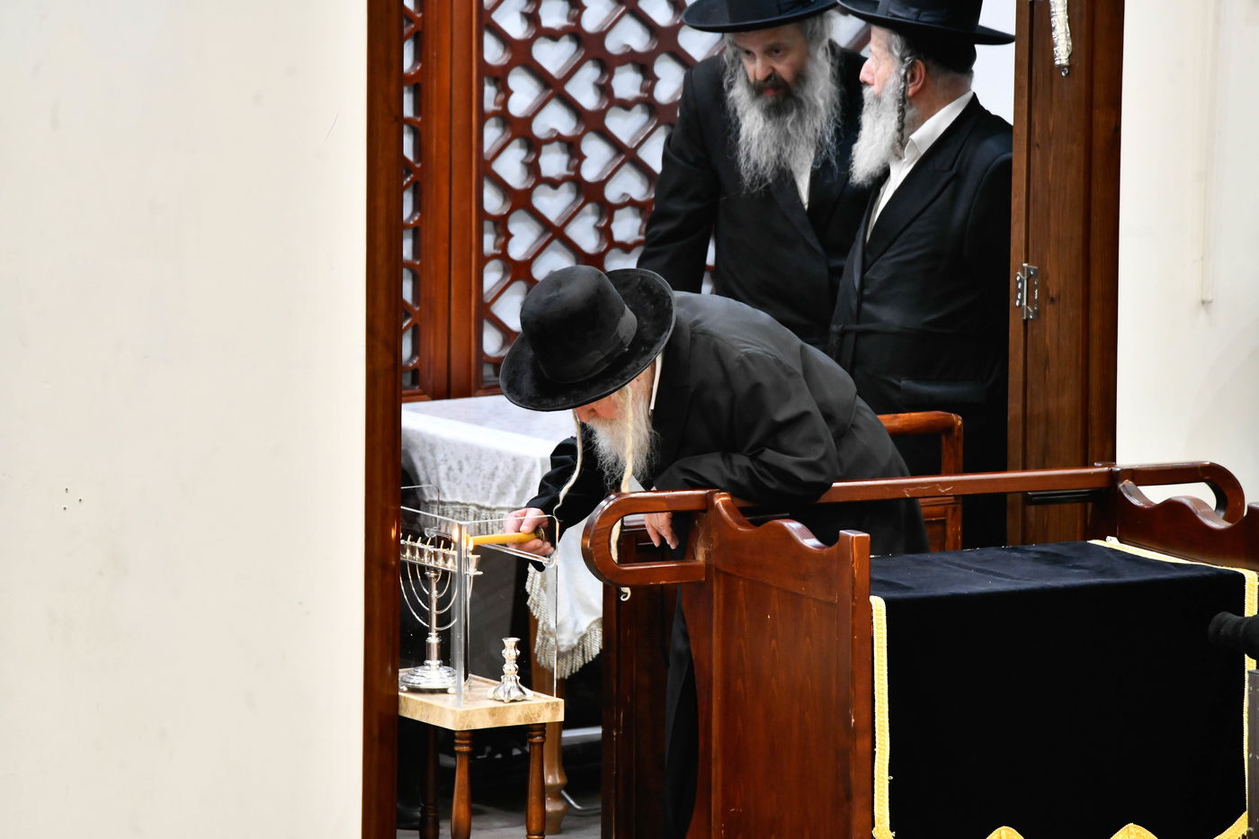 האדמו"ר מגור בהדלקת נרות חנוכה