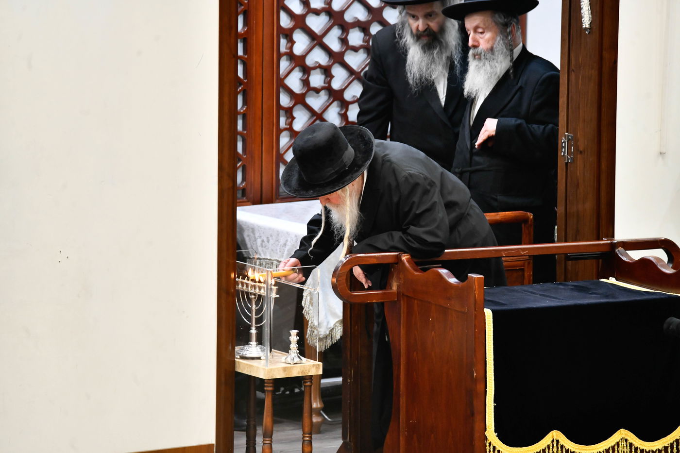 האדמו"ר מגור בהדלקת נרות חנוכה