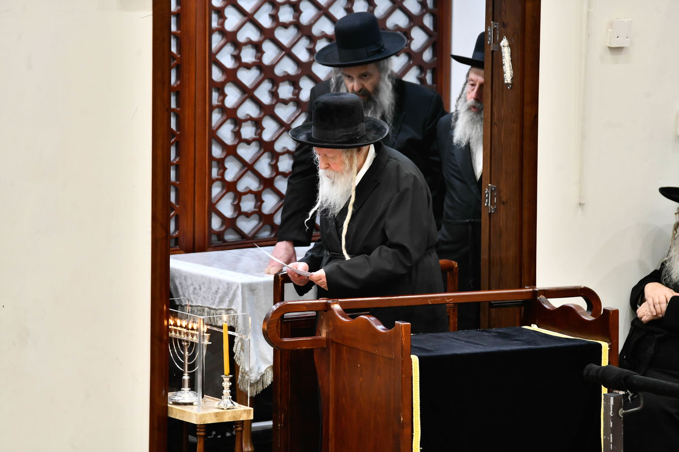 האדמו"ר מגור בהדלקת נרות חנוכה