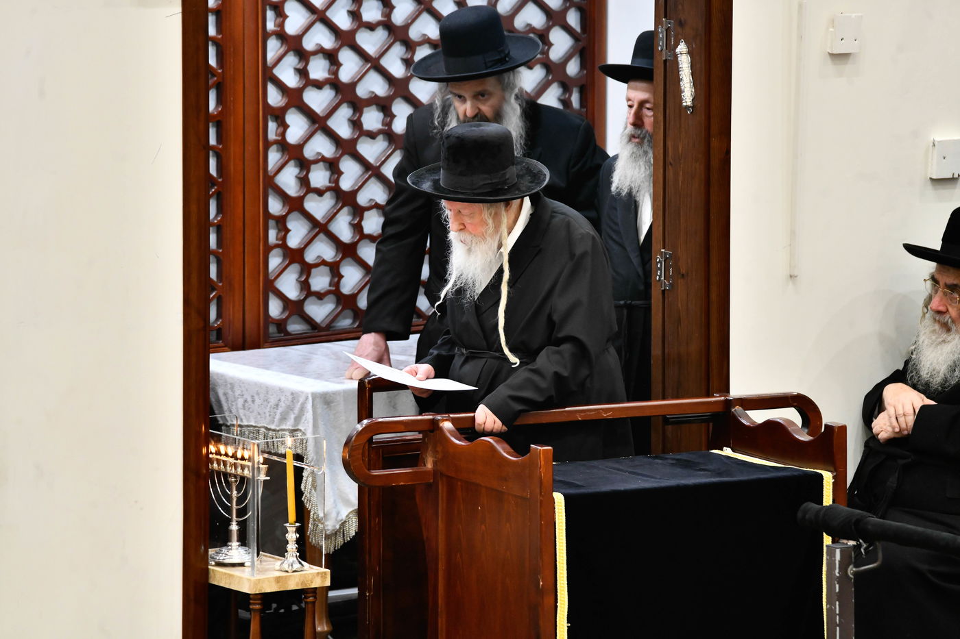 האדמו"ר מגור בהדלקת נרות חנוכה