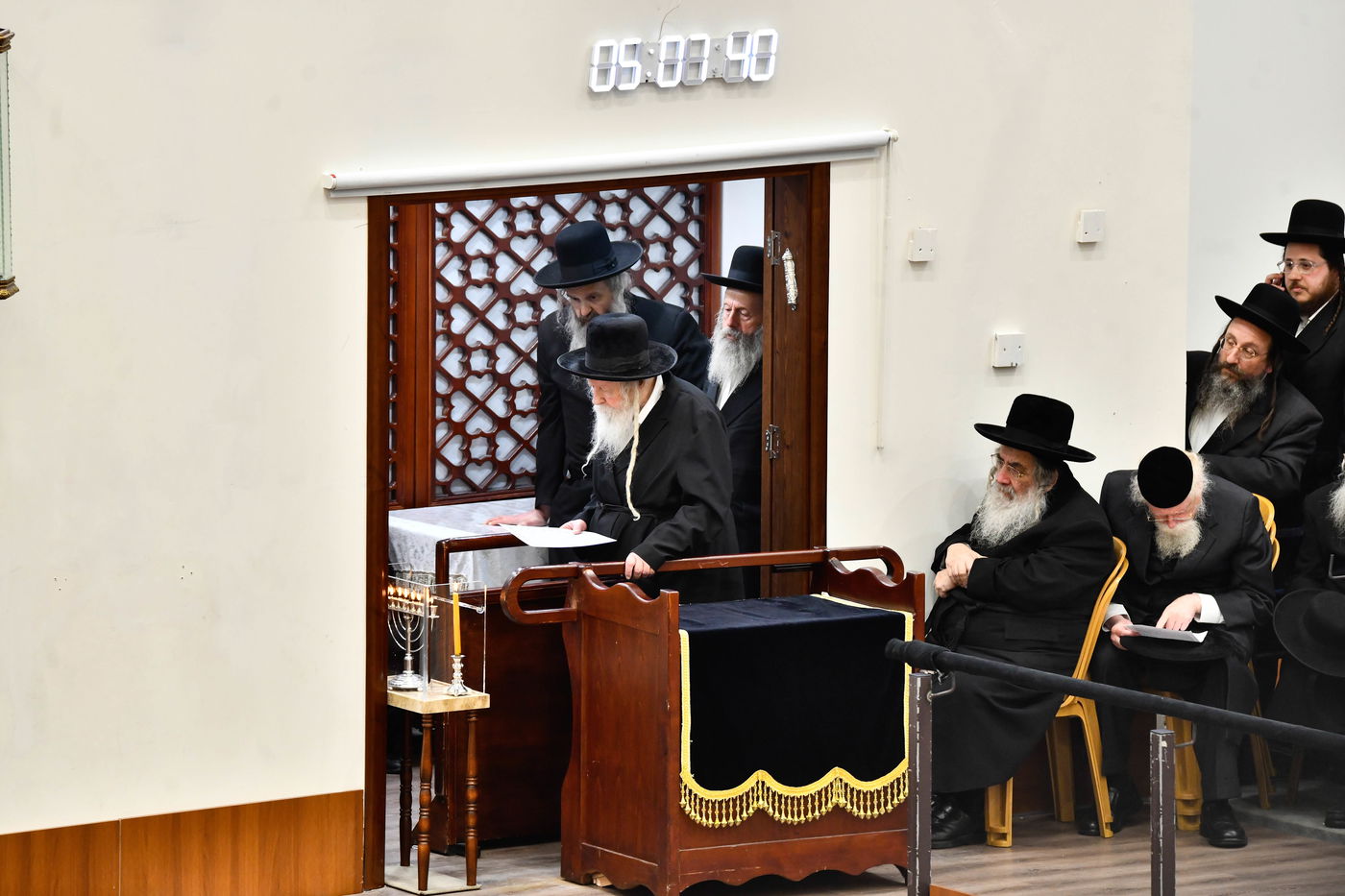 האדמו"ר מגור בהדלקת נרות חנוכה