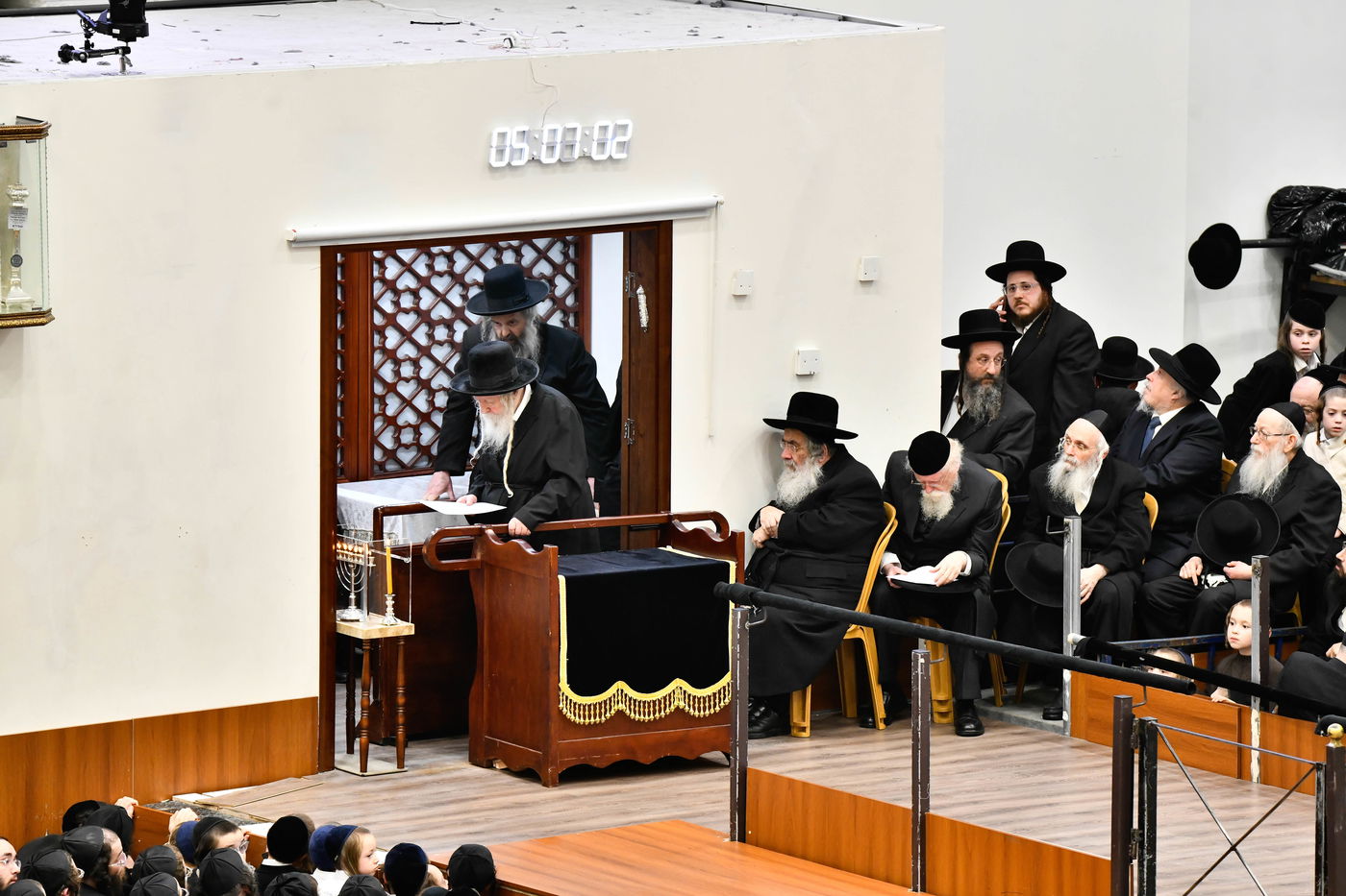 האדמו"ר מגור בהדלקת נרות חנוכה