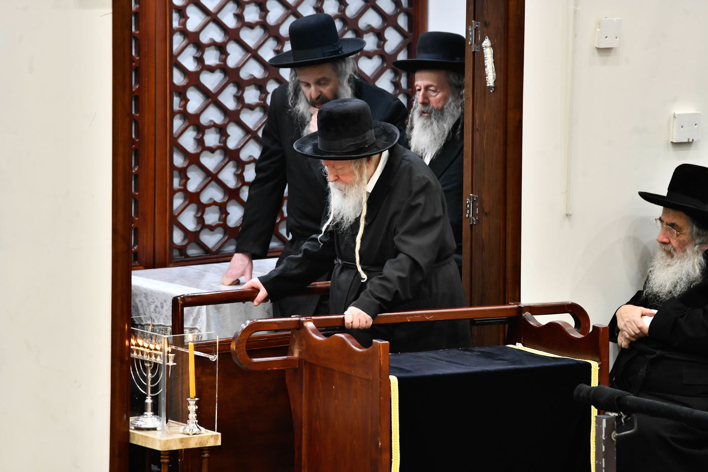 האדמו"ר מגור בהדלקת נרות חנוכה