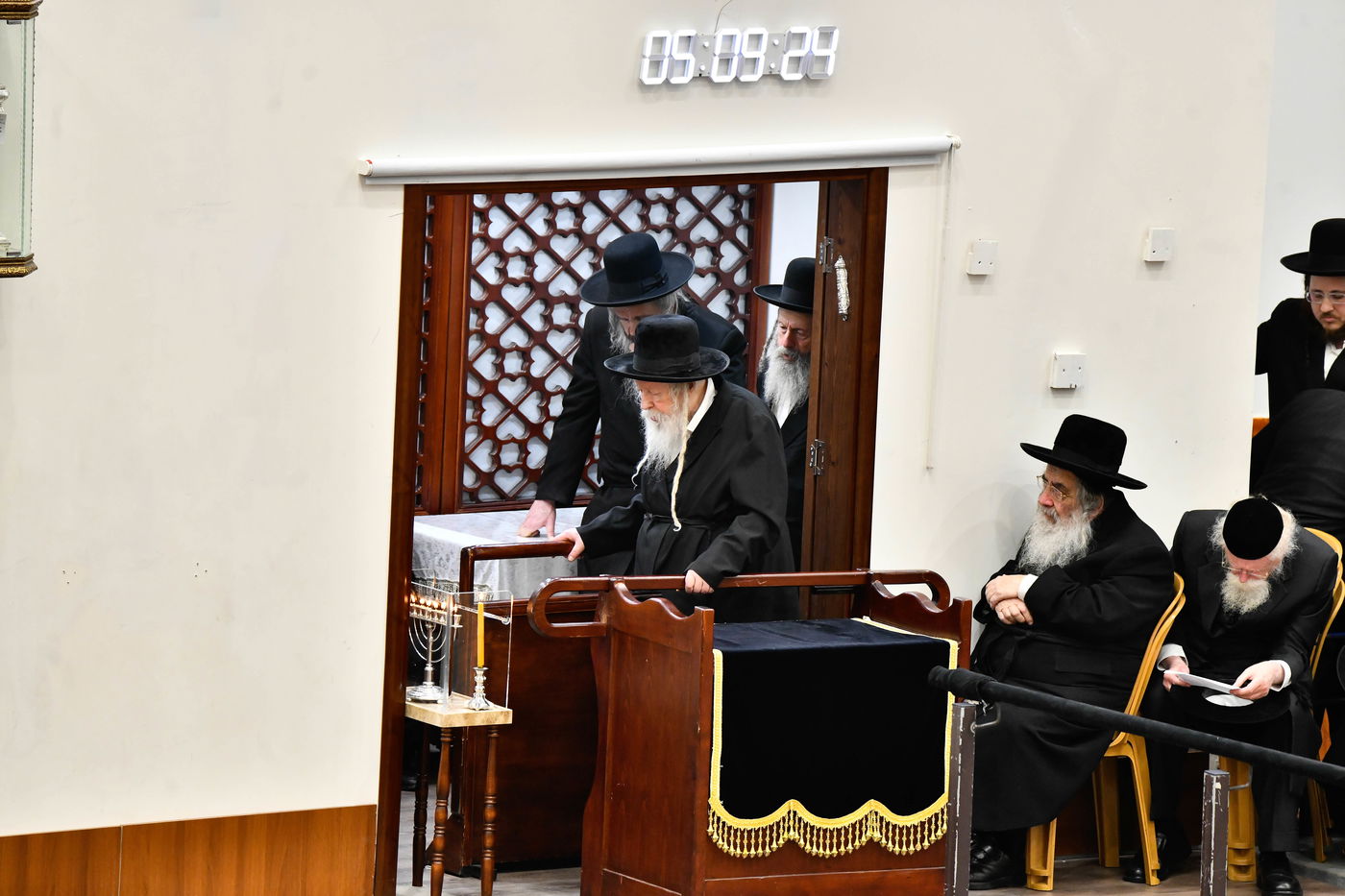 האדמו"ר מגור בהדלקת נרות חנוכה