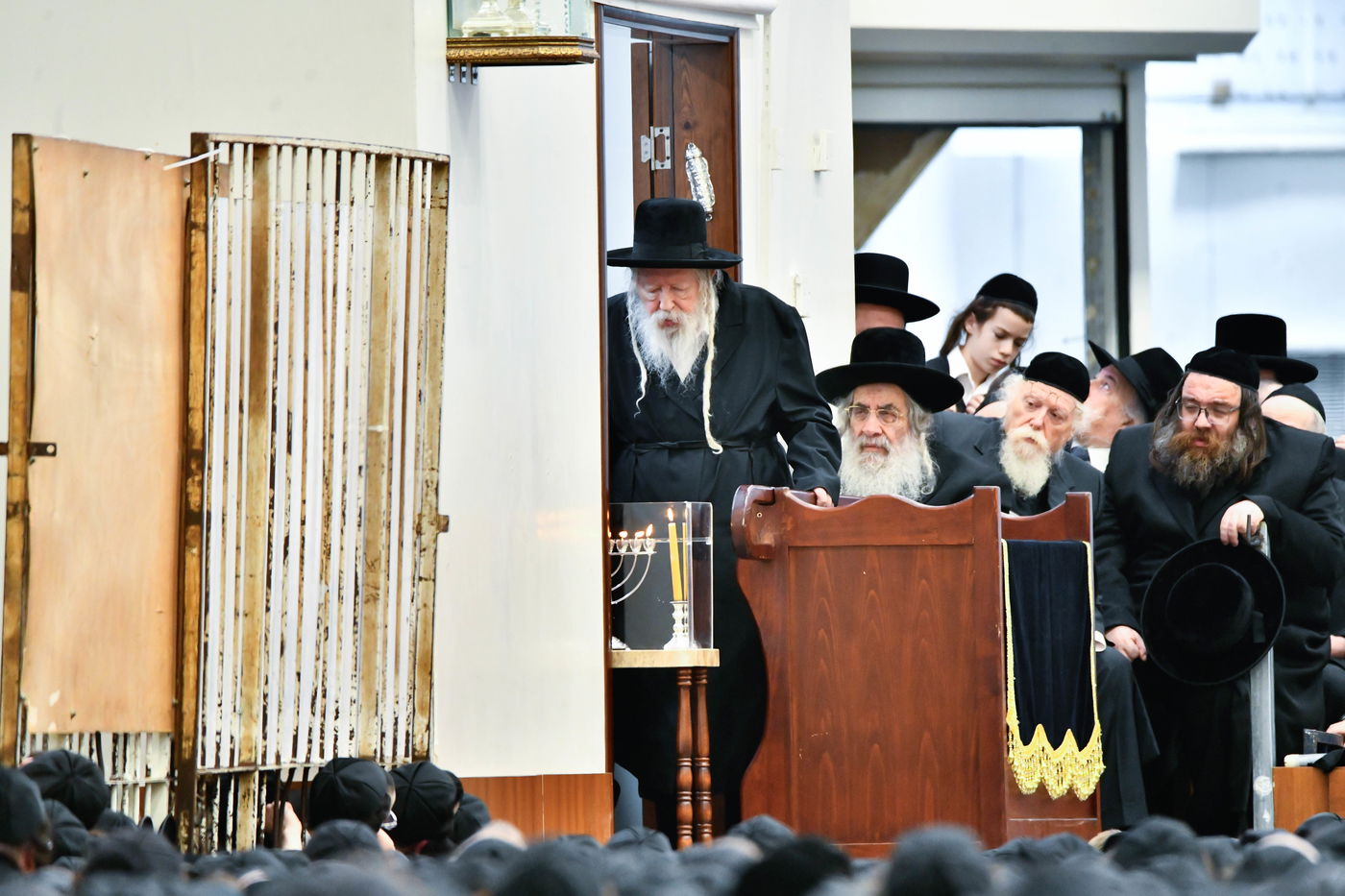 האדמו"ר מגור בהדלקת נרות חנוכה