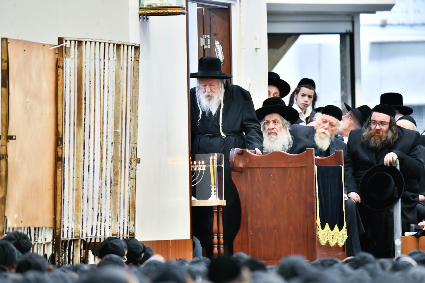 האדמו"ר מגור בהדלקת נרות חנוכה