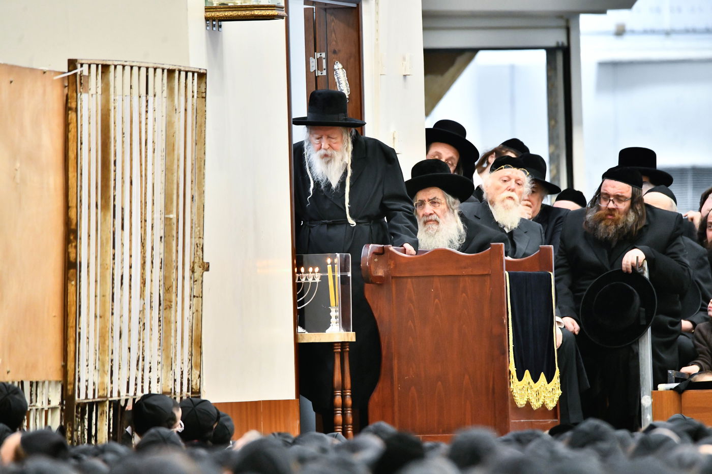 האדמו"ר מגור בהדלקת נרות חנוכה