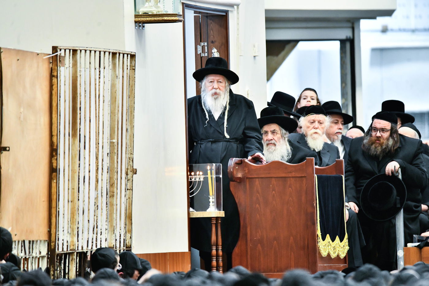 האדמו"ר מגור בהדלקת נרות חנוכה