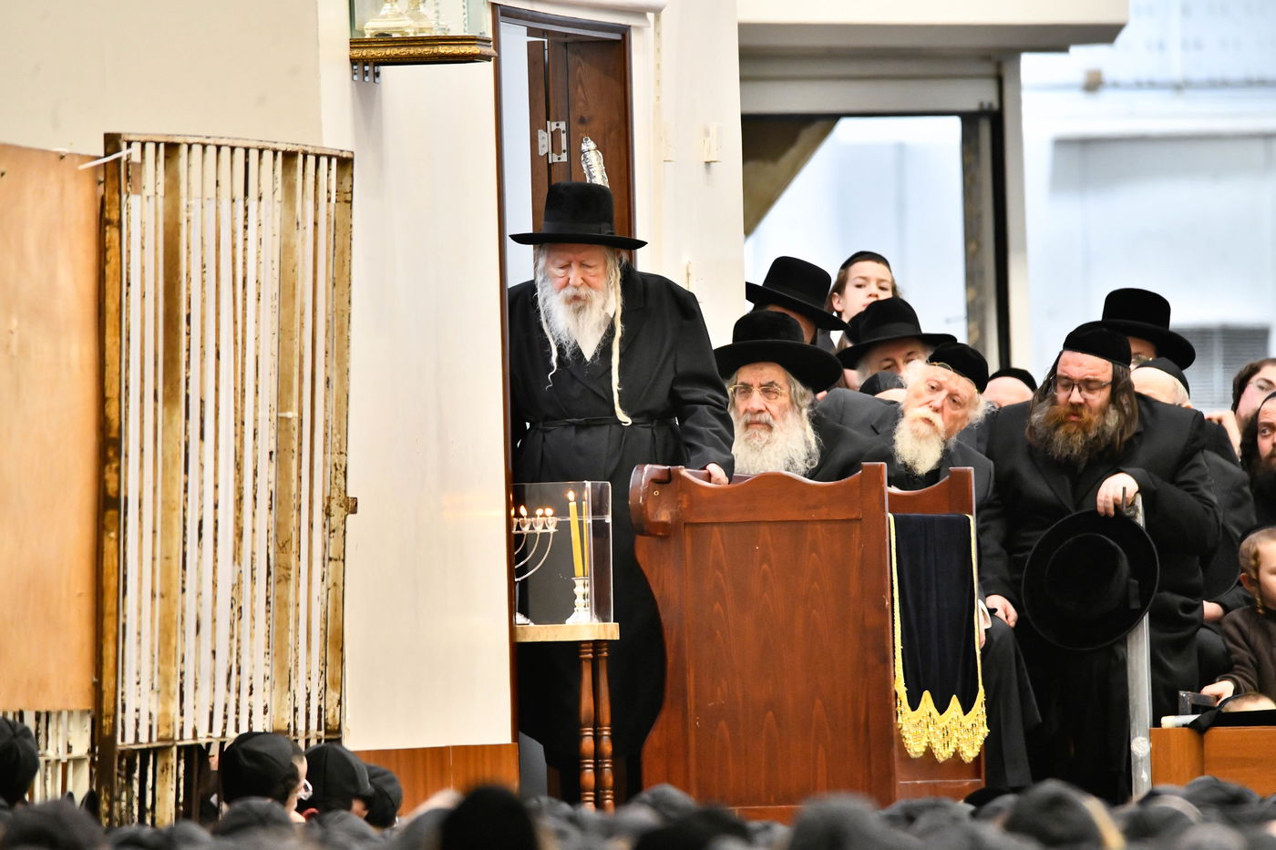 האדמו"ר מגור בהדלקת נרות חנוכה