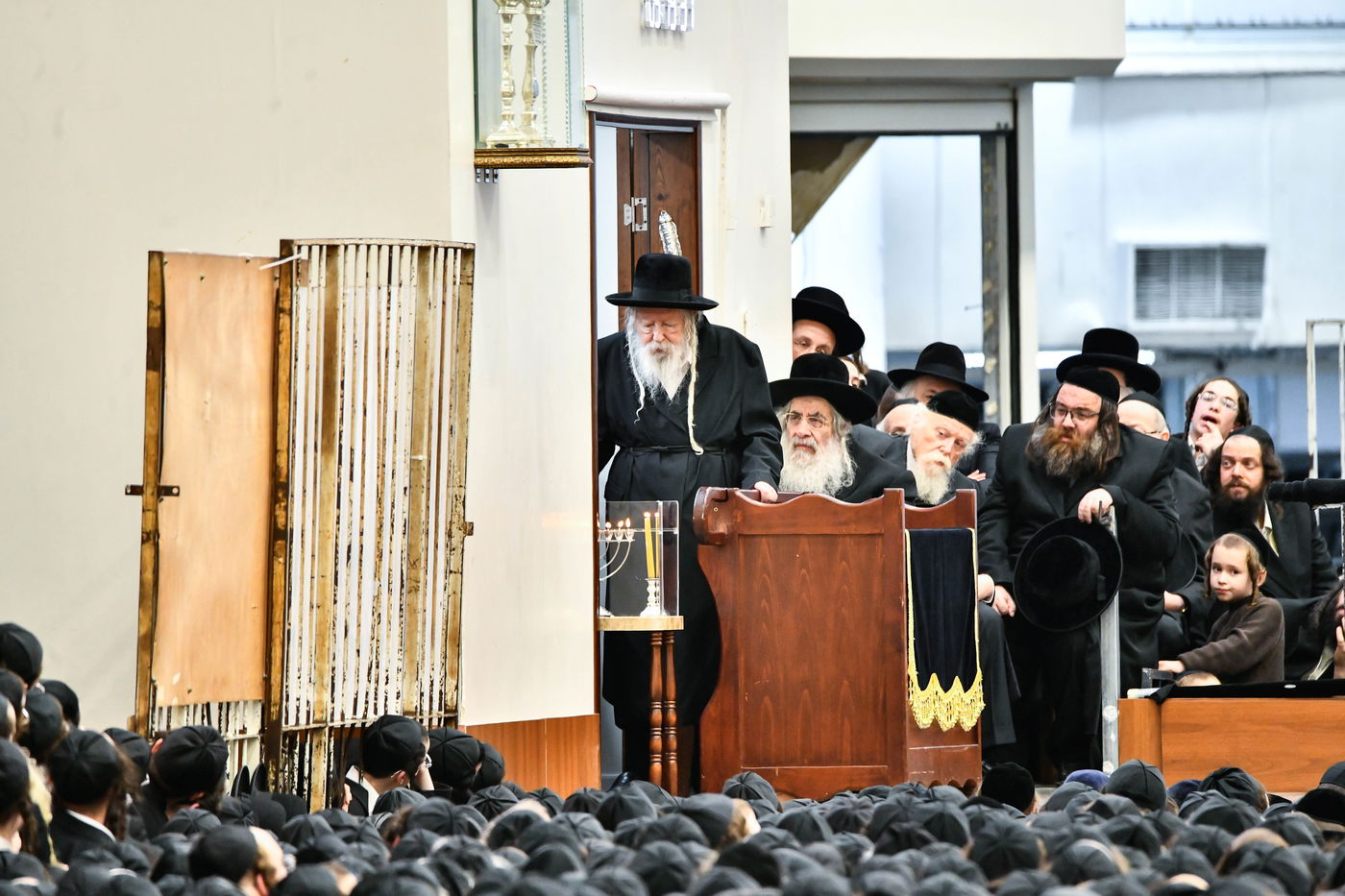 האדמו"ר מגור בהדלקת נרות חנוכה