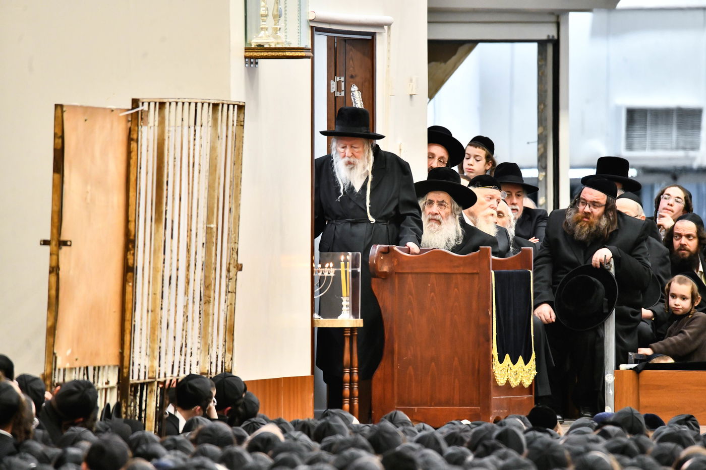 האדמו"ר מגור בהדלקת נרות חנוכה