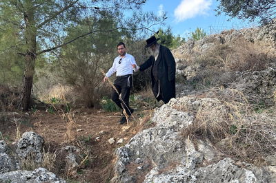 כותב השורות ישראל שפירא בסיור עם חוקר הקברים הרב ישראל מאיר גבאי בגליל