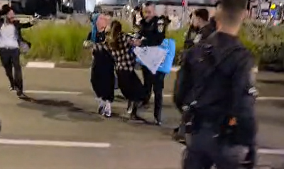 הלב נכמר | שוטרים הכו ודחפו נשים חרדיות, המפגינים צעקו: "היא לא קשורה" • צפו