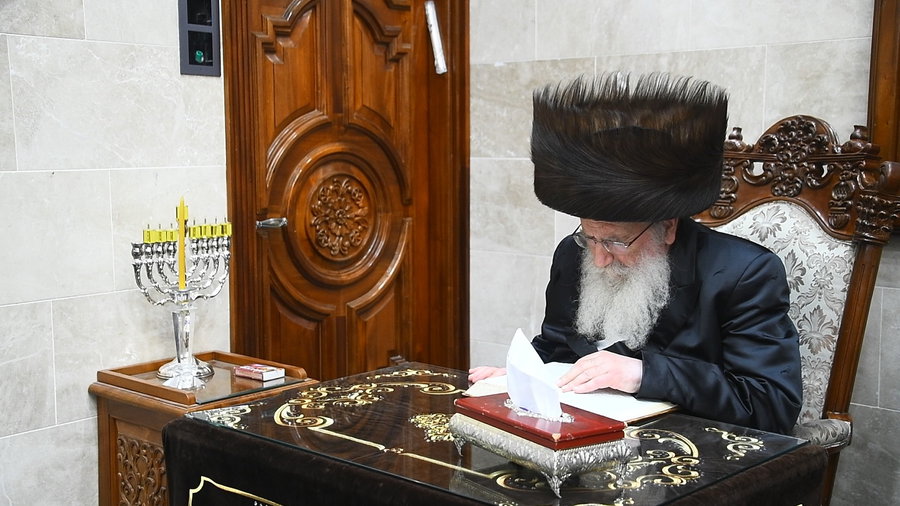 הגרש"א שטרן בהדלקת נרות חנוכה