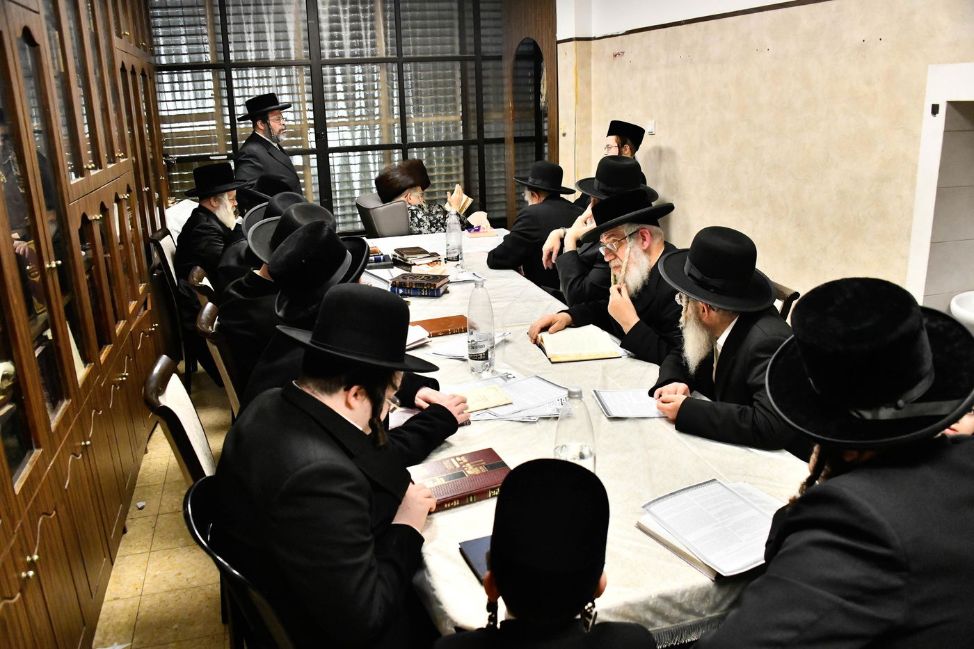 האדמו"ר מטעמשוואר בהדלקת נרות חנוכה