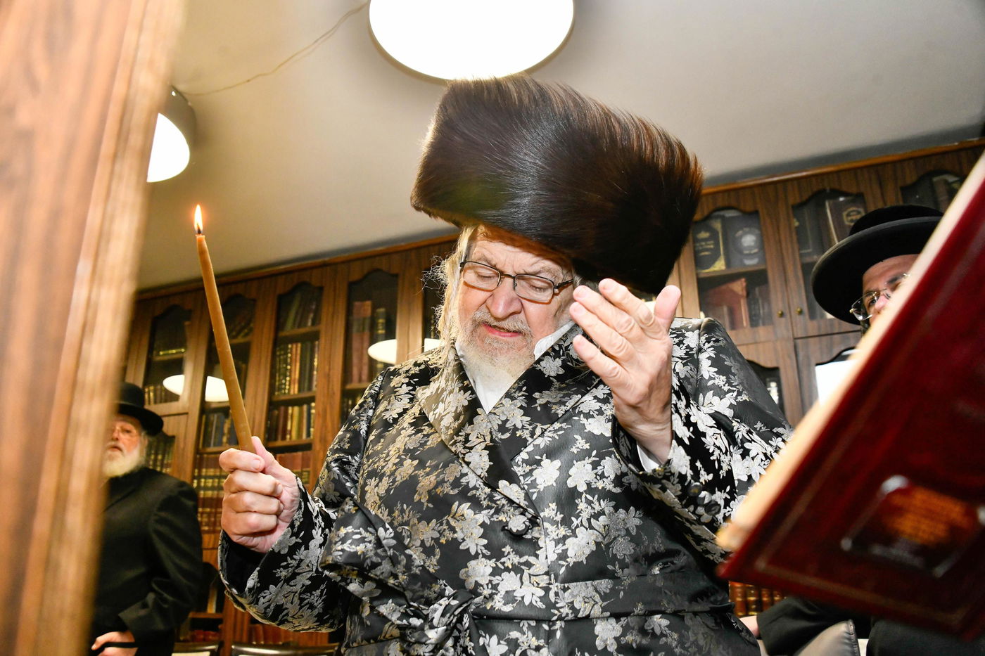 האדמו"ר מטעמשוואר בהדלקת נרות חנוכה