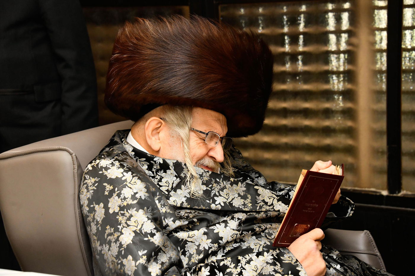 האדמו"ר מטעמשוואר בהדלקת נרות חנוכה