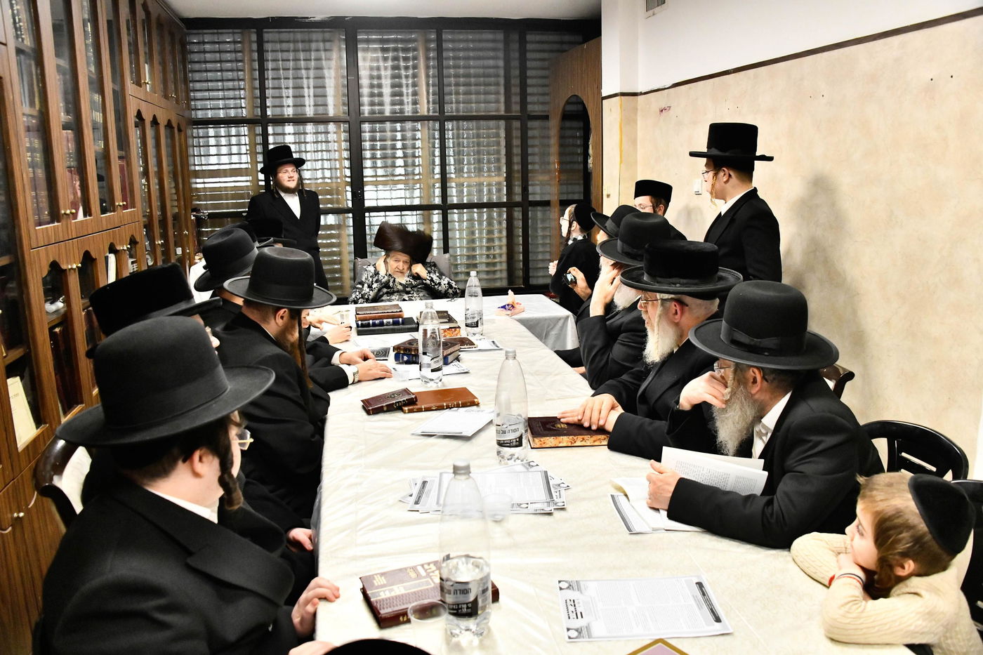 האדמו"ר מטעמשוואר בהדלקת נרות חנוכה