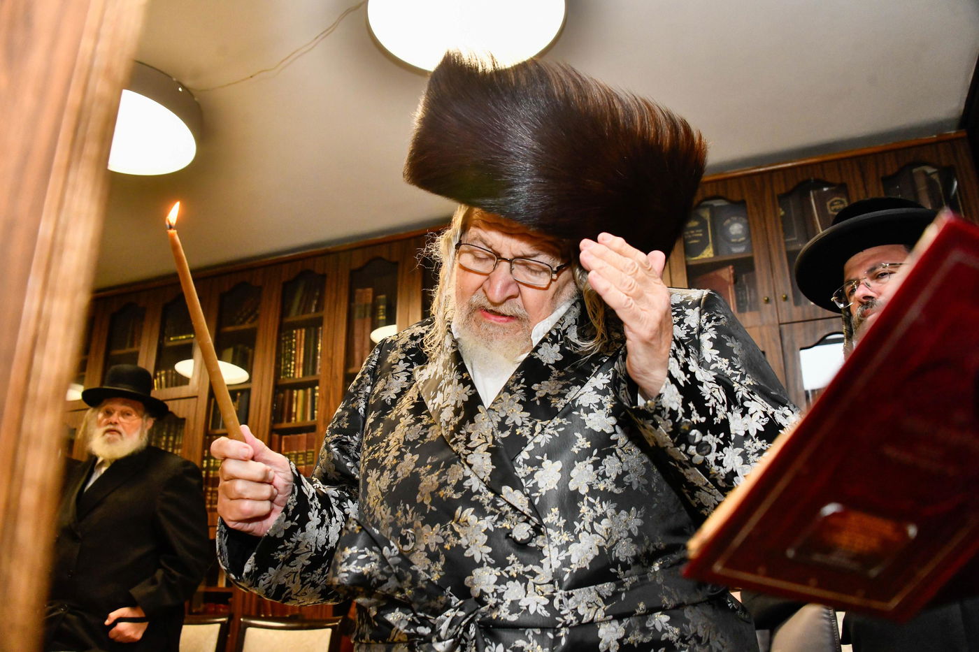 האדמו"ר מטעמשוואר בהדלקת נרות חנוכה