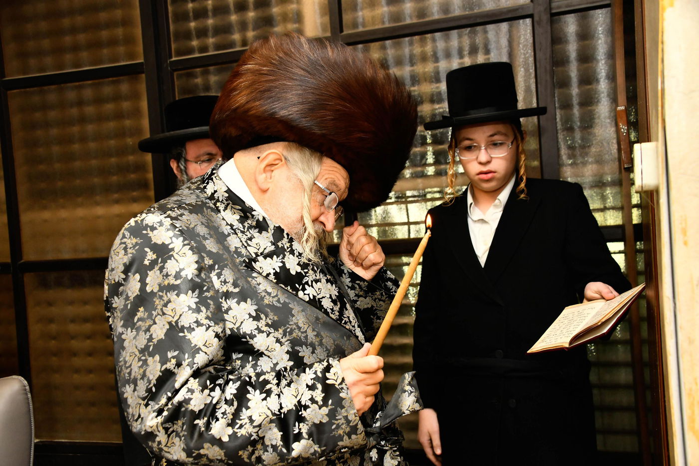 האדמו"ר מטעמשוואר בהדלקת נרות חנוכה