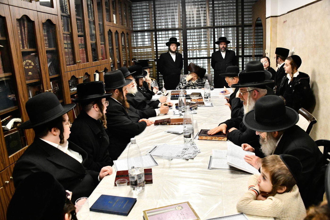 האדמו"ר מטעמשוואר בהדלקת נרות חנוכה