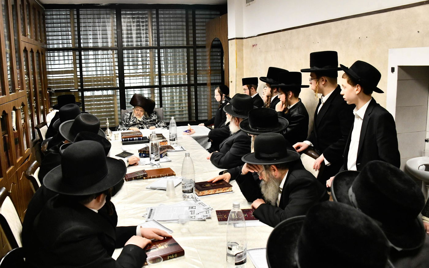 האדמו"ר מטעמשוואר בהדלקת נרות חנוכה