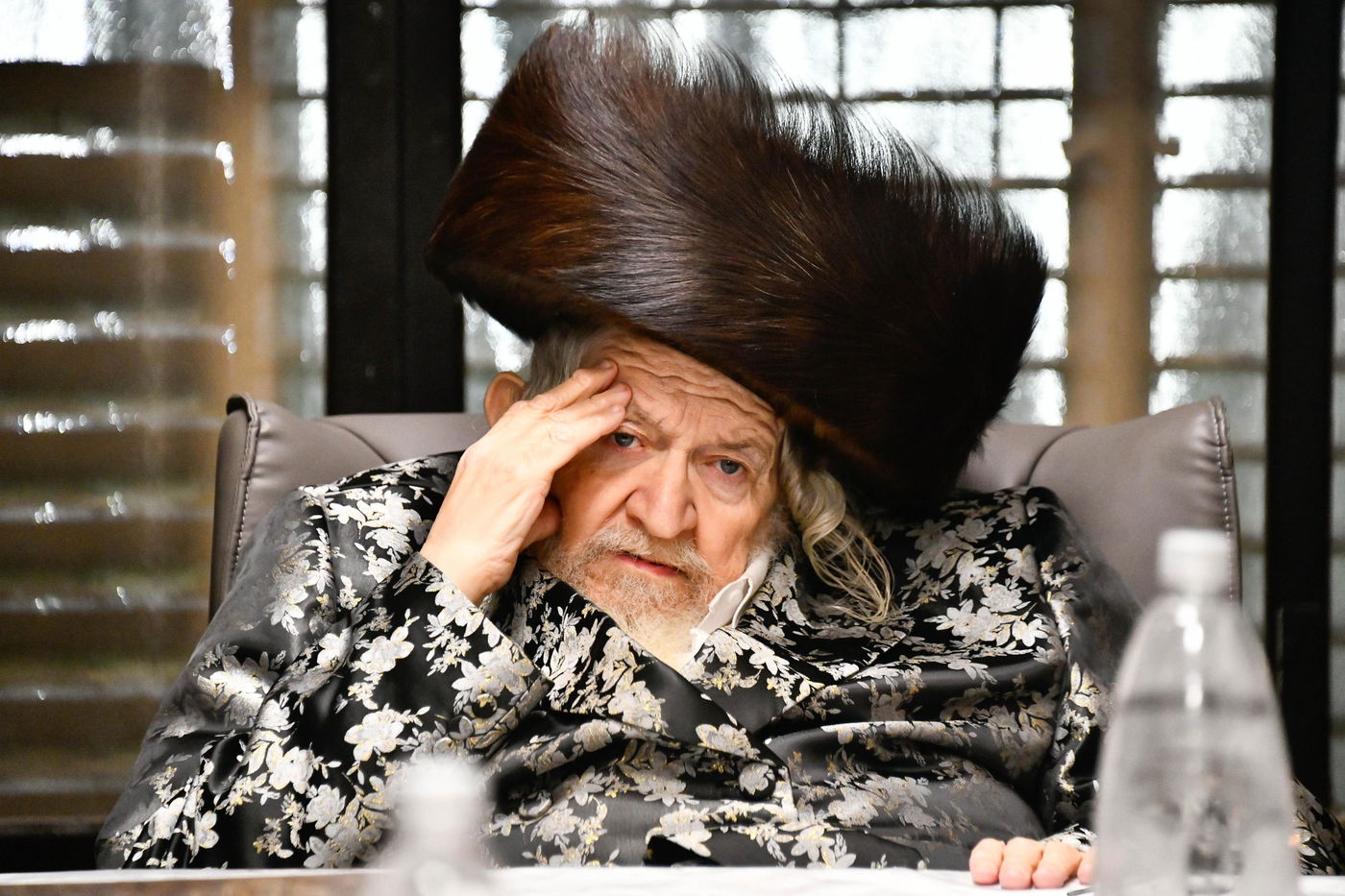 האדמו"ר מטעמשוואר בהדלקת נרות חנוכה