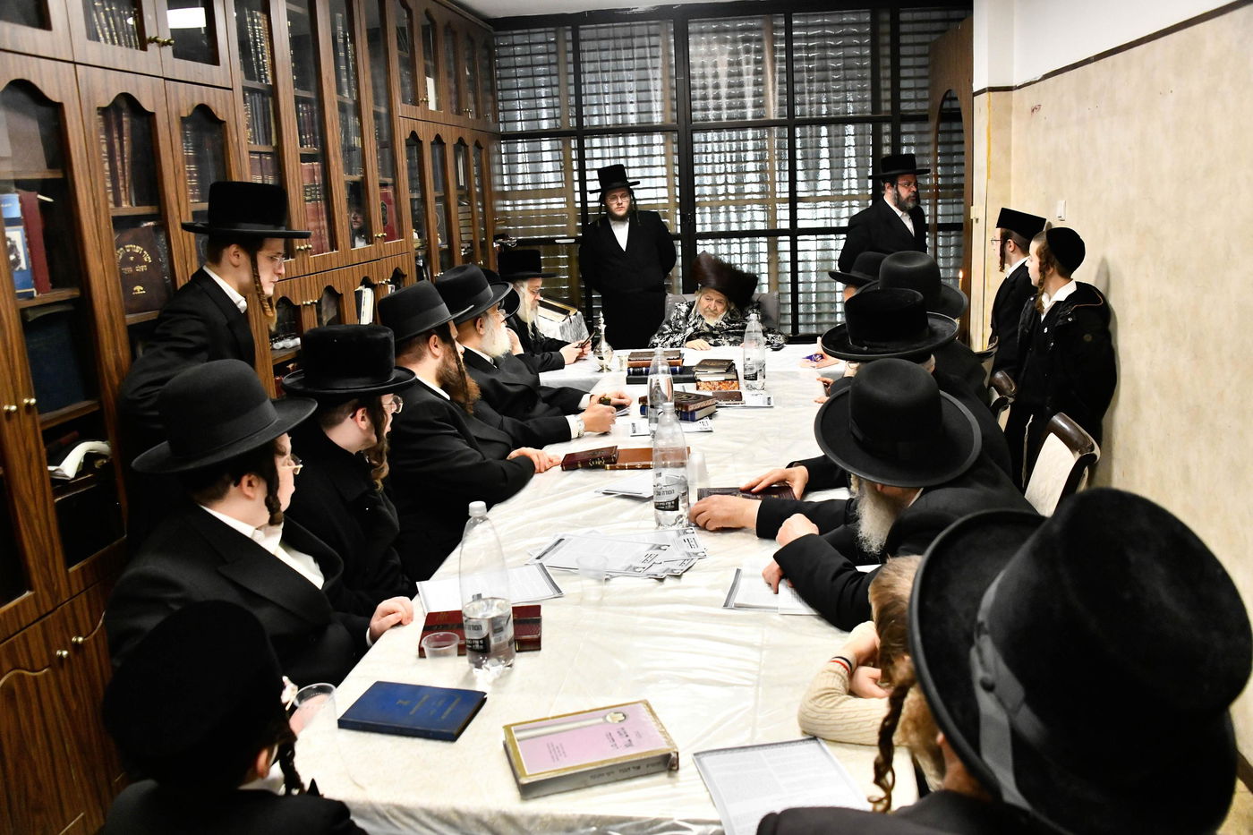 האדמו"ר מטעמשוואר בהדלקת נרות חנוכה