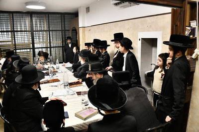 האדמו"ר מטעמשוואר בהדלקת נרות חנוכה