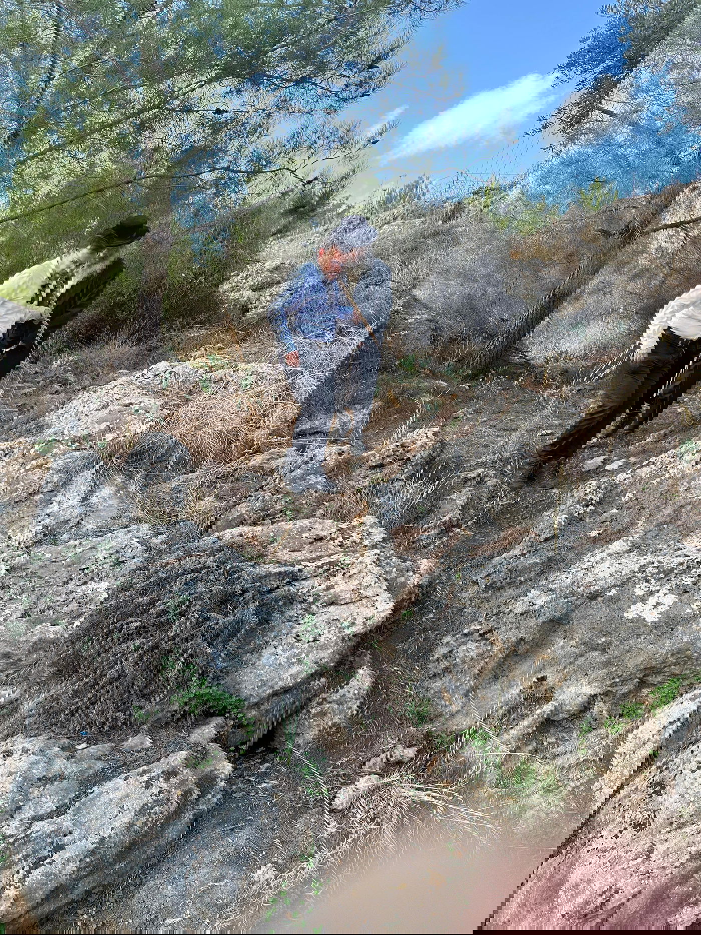 כותב השורות ישראל שפירא בסיור עם חוקר הקברים הרב ישראל מאיר גבאי בגליל