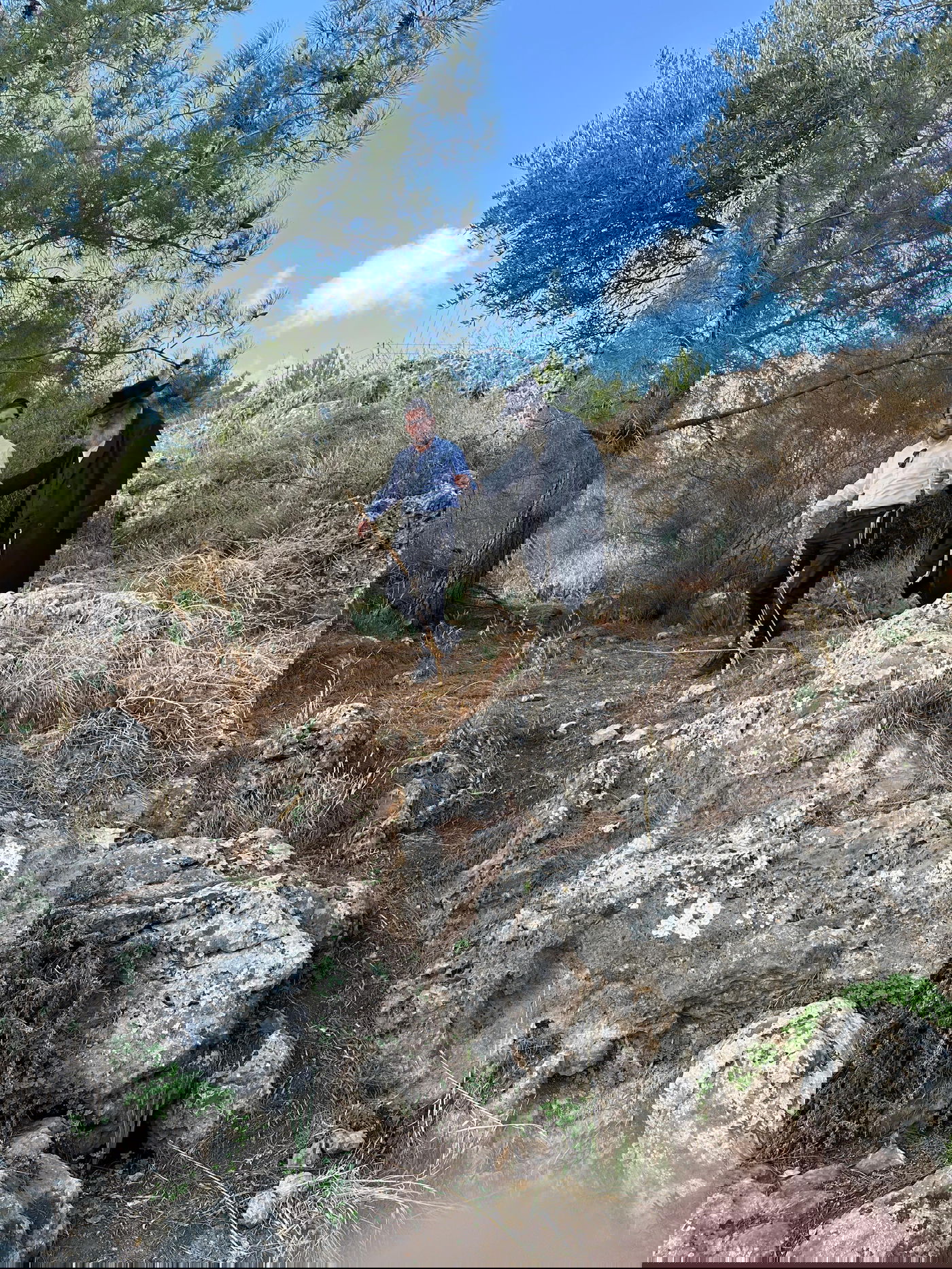 כותב השורות ישראל שפירא בסיור עם חוקר הקברים הרב ישראל מאיר גבאי בגליל