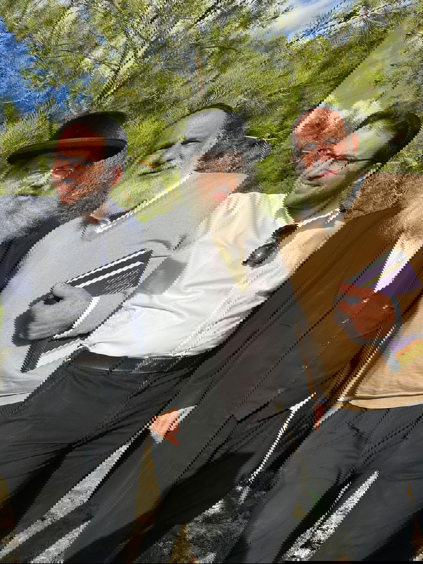 כותב השורות ישראל שפירא בסיור עם חוקר הקברים הרב ישראל מאיר גבאי בגליל