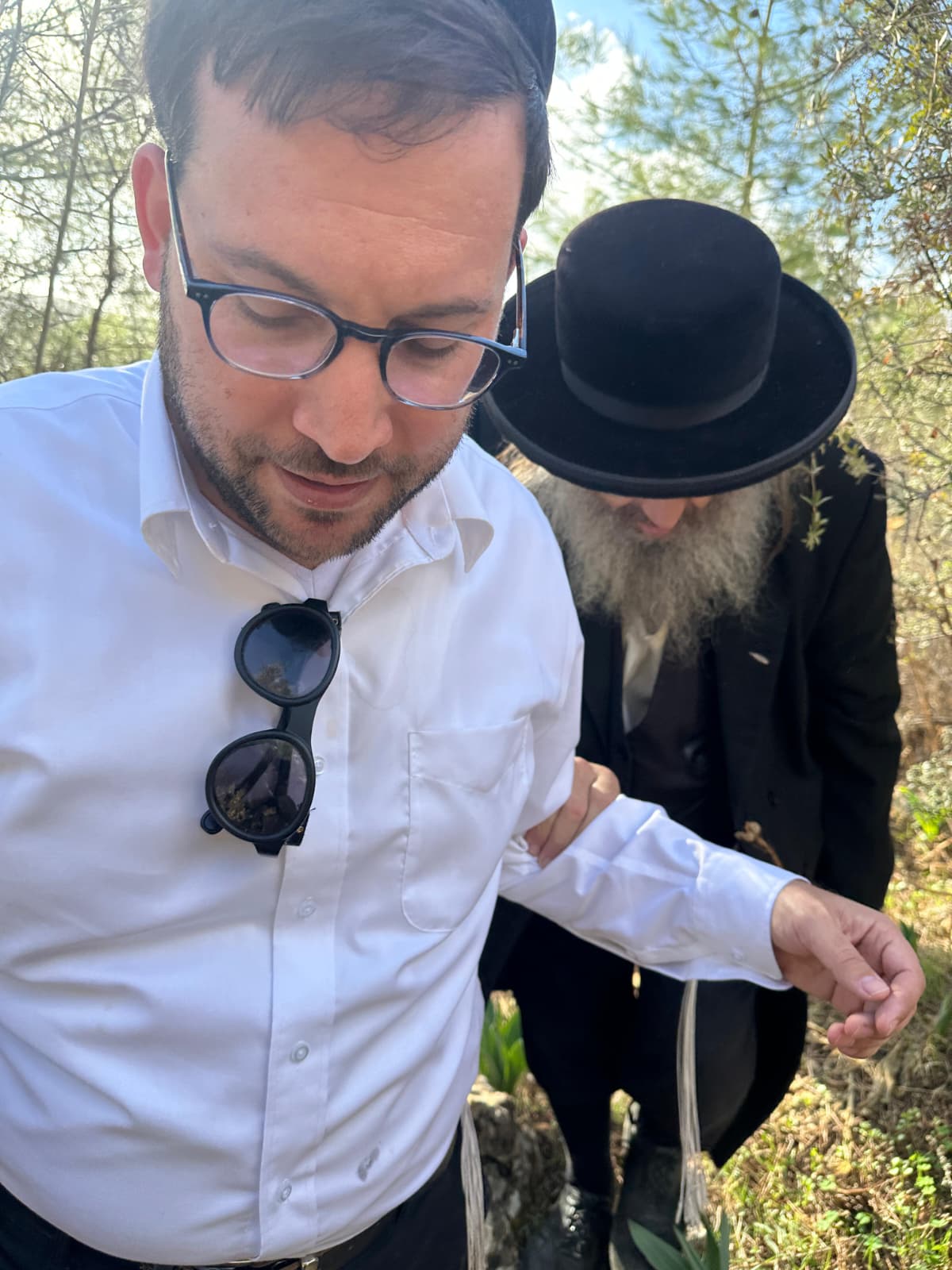 כותב השורות ישראל שפירא בסיור עם חוקר הקברים הרב ישראל מאיר גבאי בגליל