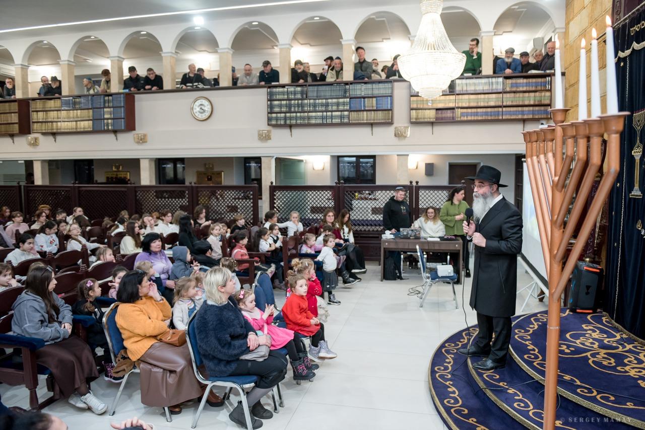 הרב וולף בהדלקה נר חנוכה עם בני קהילתו