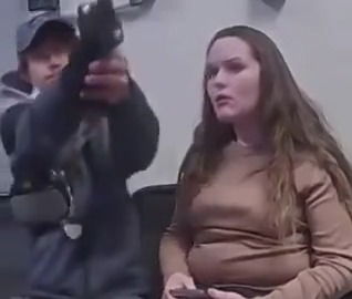 תיעוד מטורף: העצור על גניבה הוציא אקדח וכיוון על השוטרים - כך זה הסתיים