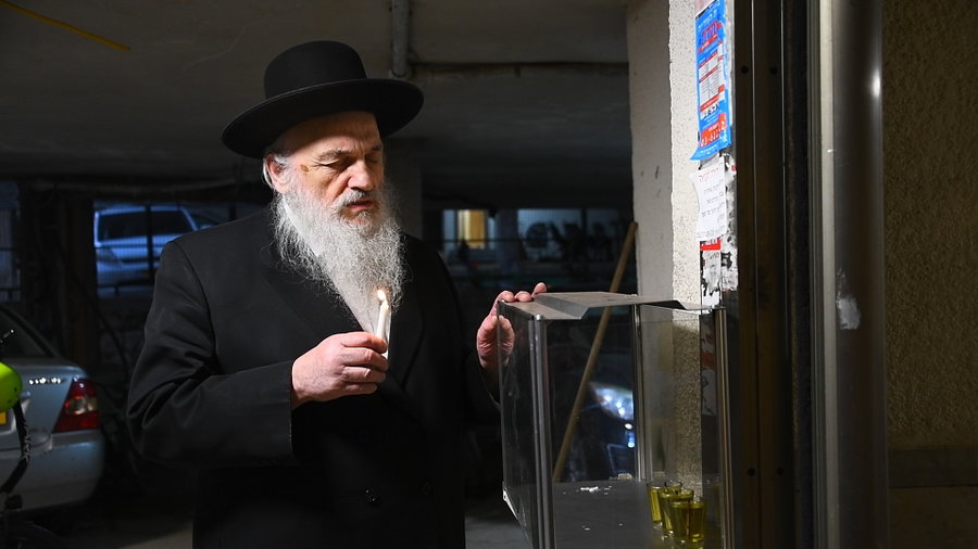 הגר"ח פיינשטיין בהדלקת נרות חנוכה