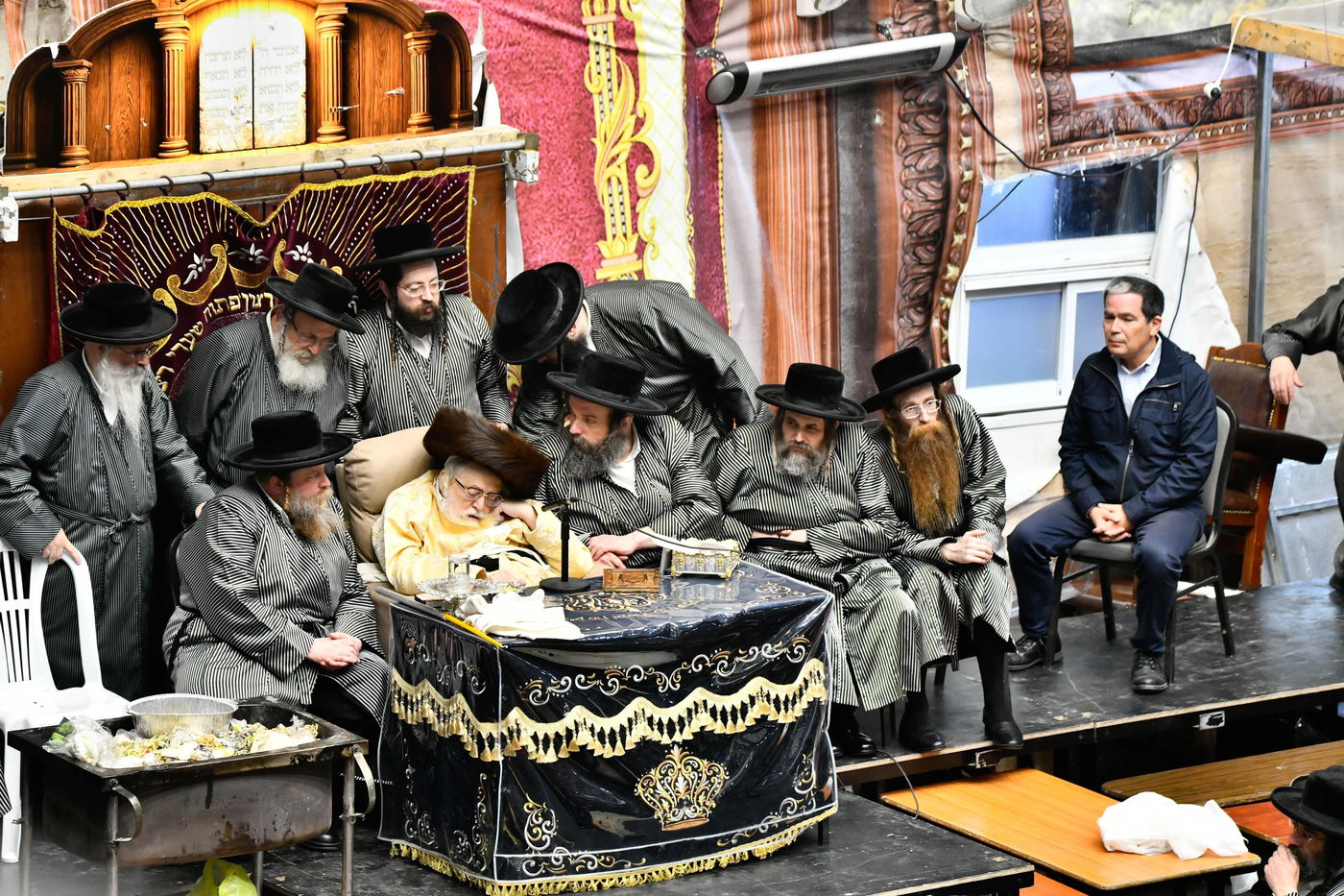 זאת חנוכה אצל האדמו"ר מתולדות אברהם יצחק