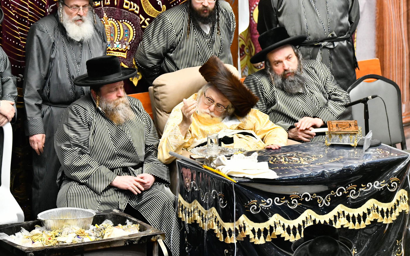 זאת חנוכה אצל האדמו"ר מתולדות אברהם יצחק