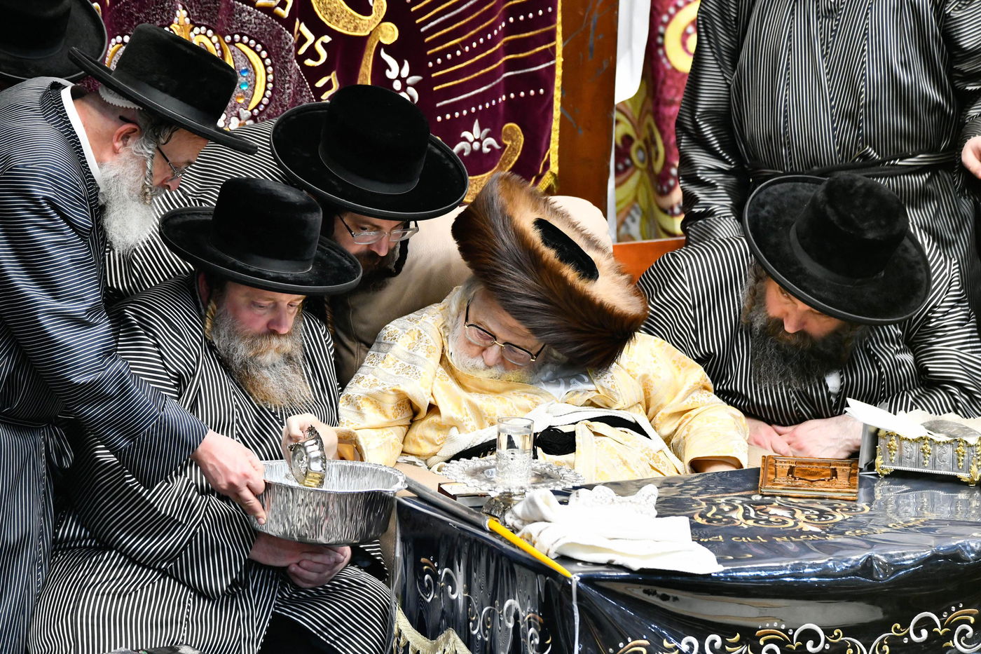 זאת חנוכה אצל האדמו"ר מתולדות אברהם יצחק