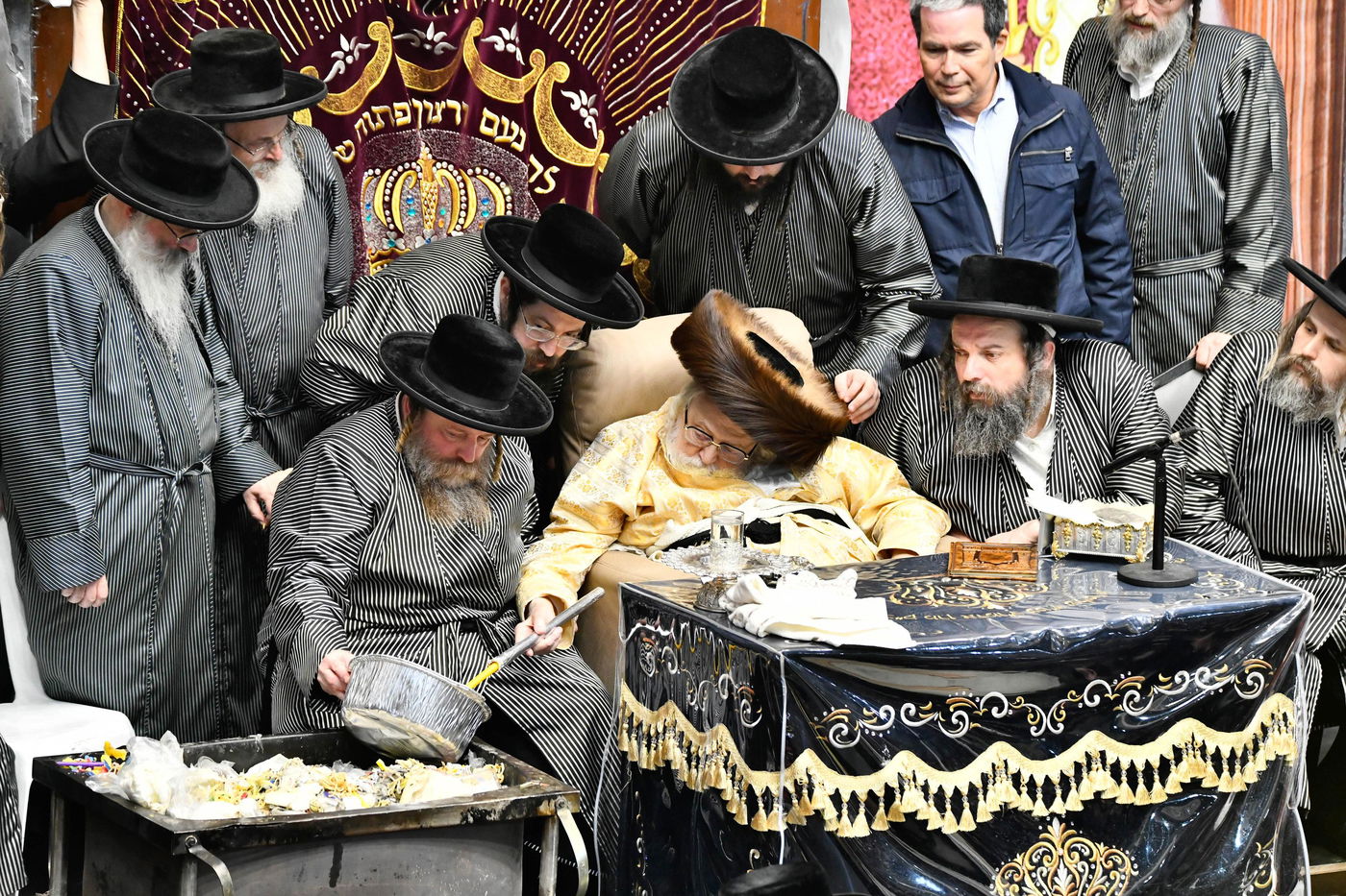 זאת חנוכה אצל האדמו"ר מתולדות אברהם יצחק