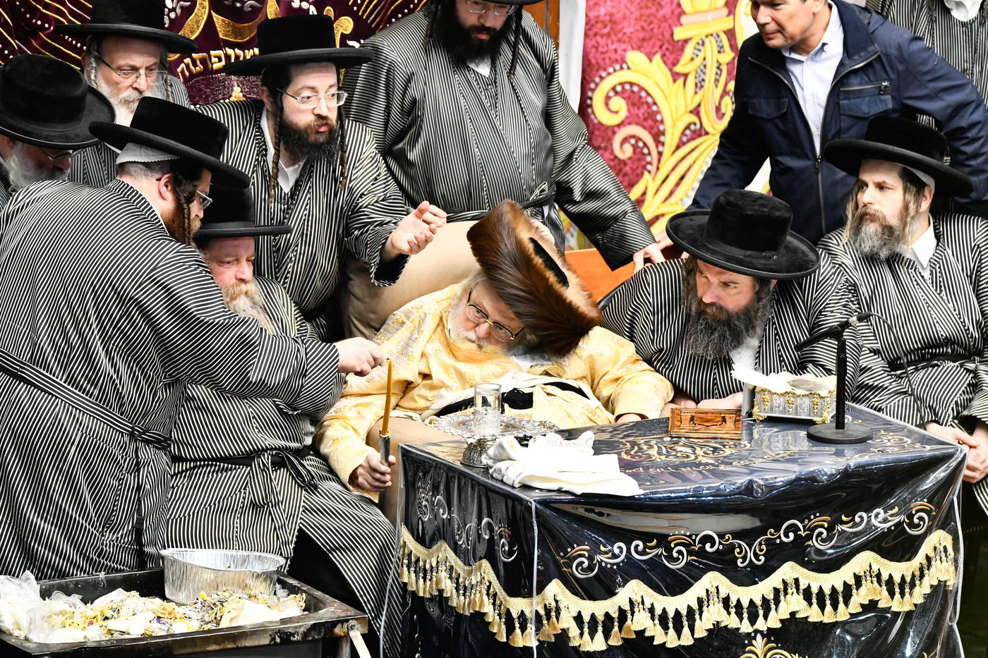 זאת חנוכה אצל האדמו"ר מתולדות אברהם יצחק