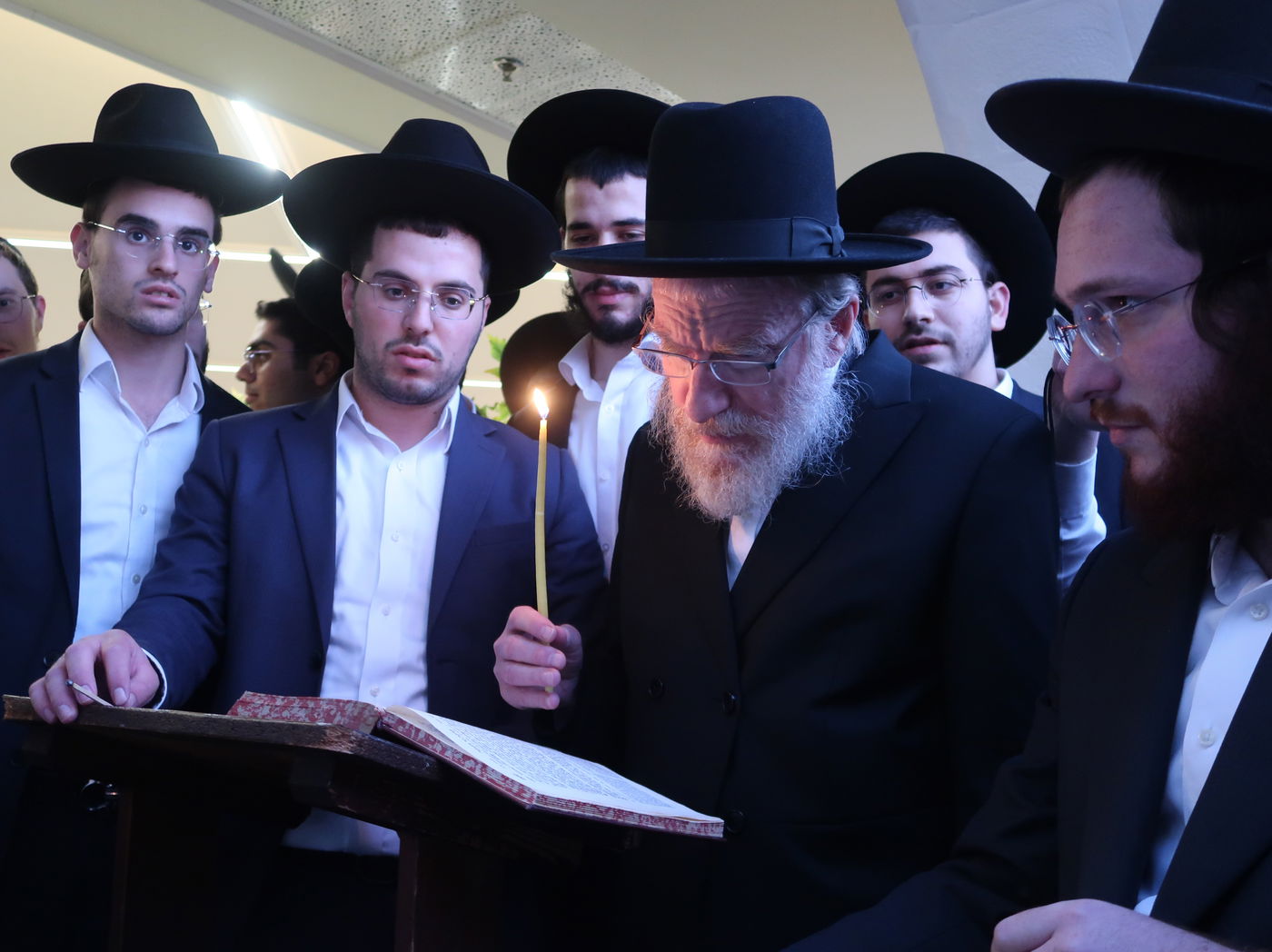 הגאון רבי ירחמיאל אונגרישר בהדלקת נרות חנוכה