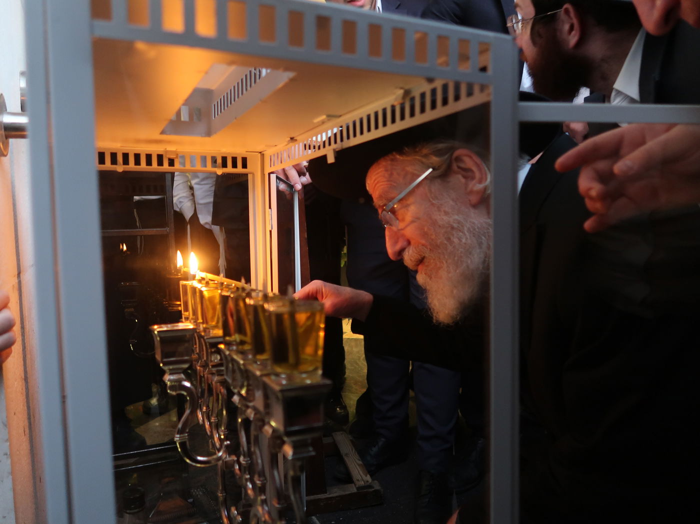 הגאון רבי ירחמיאל אונגרישר בהדלקת נרות חנוכה