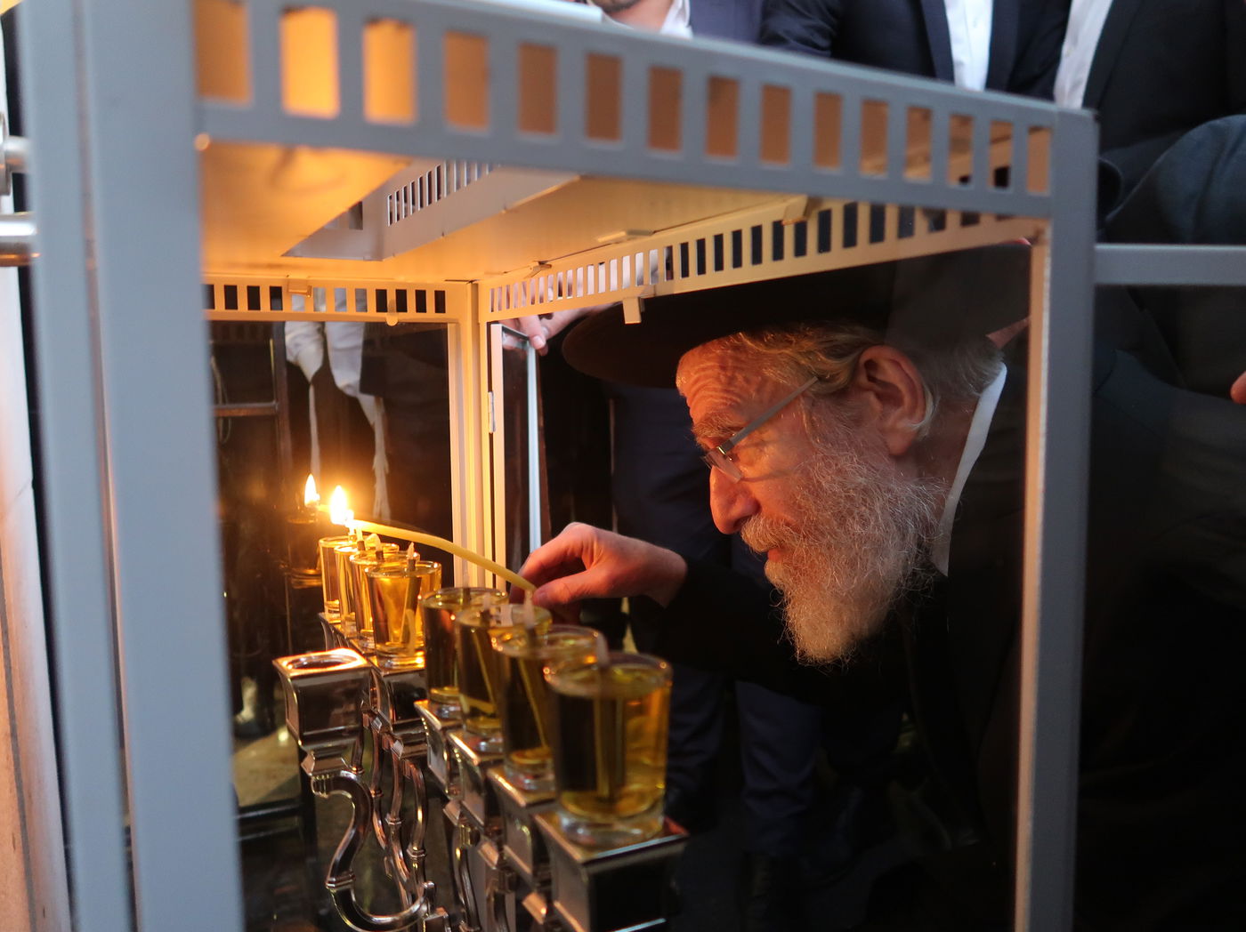 הגאון רבי ירחמיאל אונגרישר בהדלקת נרות חנוכה
